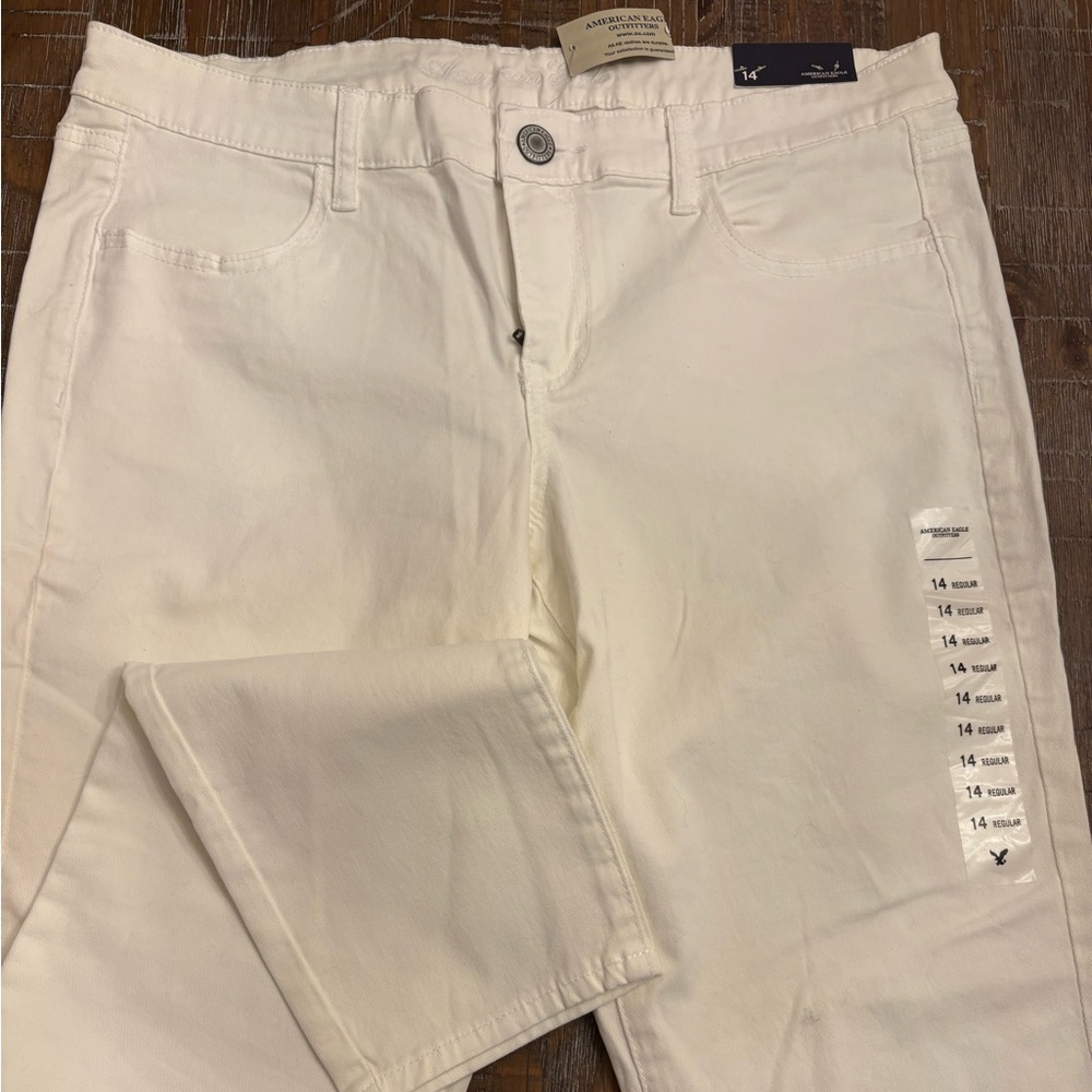 American Eagle white jeans. NWT. 14 regular. Skinny jeans stretch